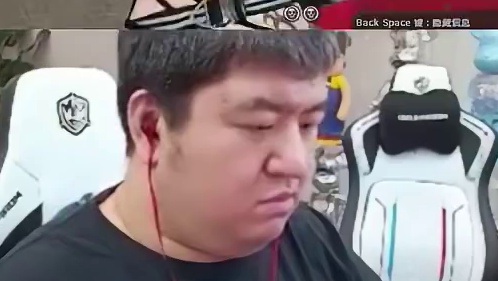 宋皇老年职业五排频现离谱操作，白虎枪面到自己都绷不住了 #2025穿越火线嘉年华 #CF嘉年华狂欢季