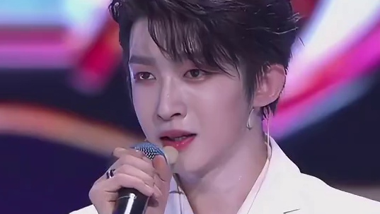 刘宇 从此垫肩代言第一人！这个梗算是逃不掉了！