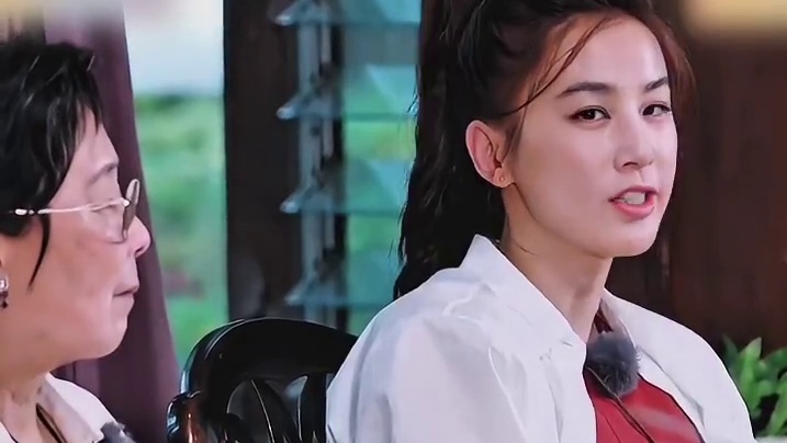 黄圣依在线辟谣每年有两个亿的零花钱