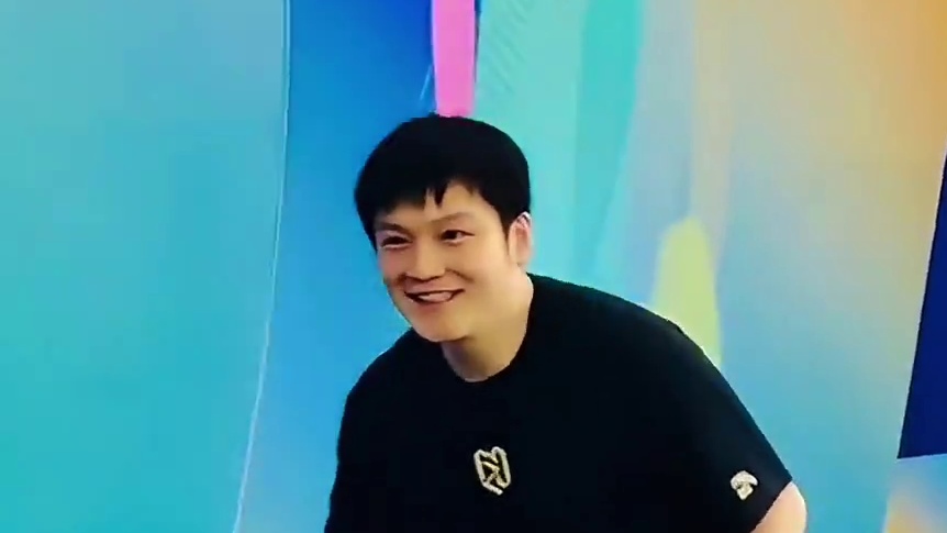 好久不见的樊振东参加活动啦，和球迷切磋球技，玩得开心！