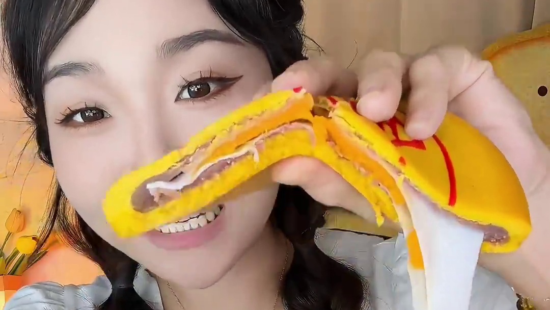 姐妹们黄金万两大个头400g一盒！好吃的！里面是蛋黄肉松，芋泥，麻薯！外皮像大福饼！#软糯香甜 #黄