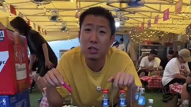 我的天，他家烤肉环境都这么有氛围了也太合适了吧#牛芳芳自助地摊烤肉#地摊烤肉就吃牛芳芳#牛肋条就吃牛