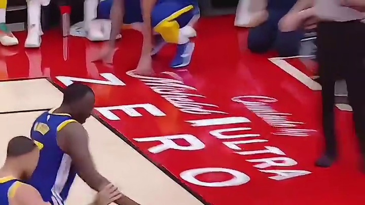 篮板都快抢到了，格林你还推人干嘛