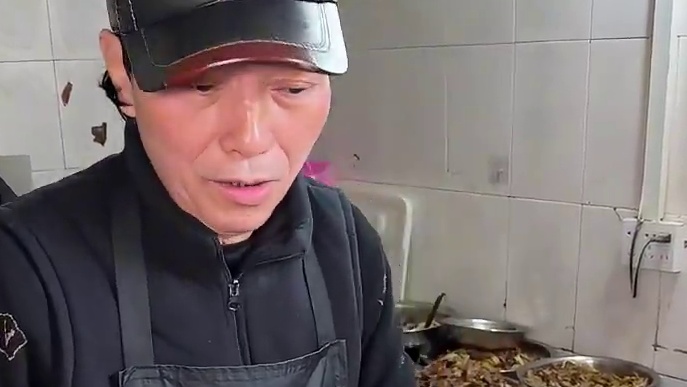 来柳州不吃10块的凉拌粉你们亏大了