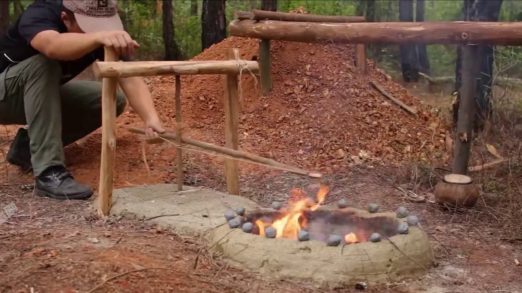 男人利用丰富的原始技术在大山内部建造三室一厅的庇护所#荒野建造 #庇护所建造 #野外生存 #原始技术