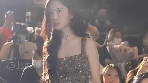 为何黄景瑜不敢看孙千？看到李昀锐成孟子义防走光挡箭牌，才知有多绅士#李昀芮 #孟子义 #黄景瑜 #娱