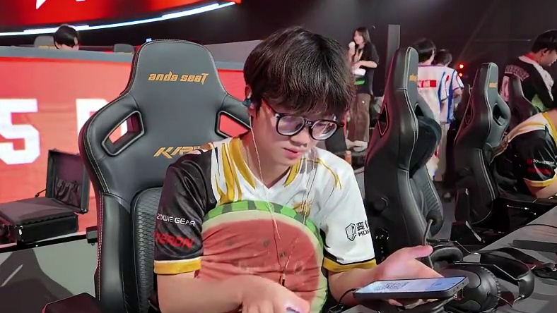 『2025PEL夏季赛WEEK3 VLOG①』
沉淀归来，两只小猫贴贴
本周周决赛加油(ง •̀_•