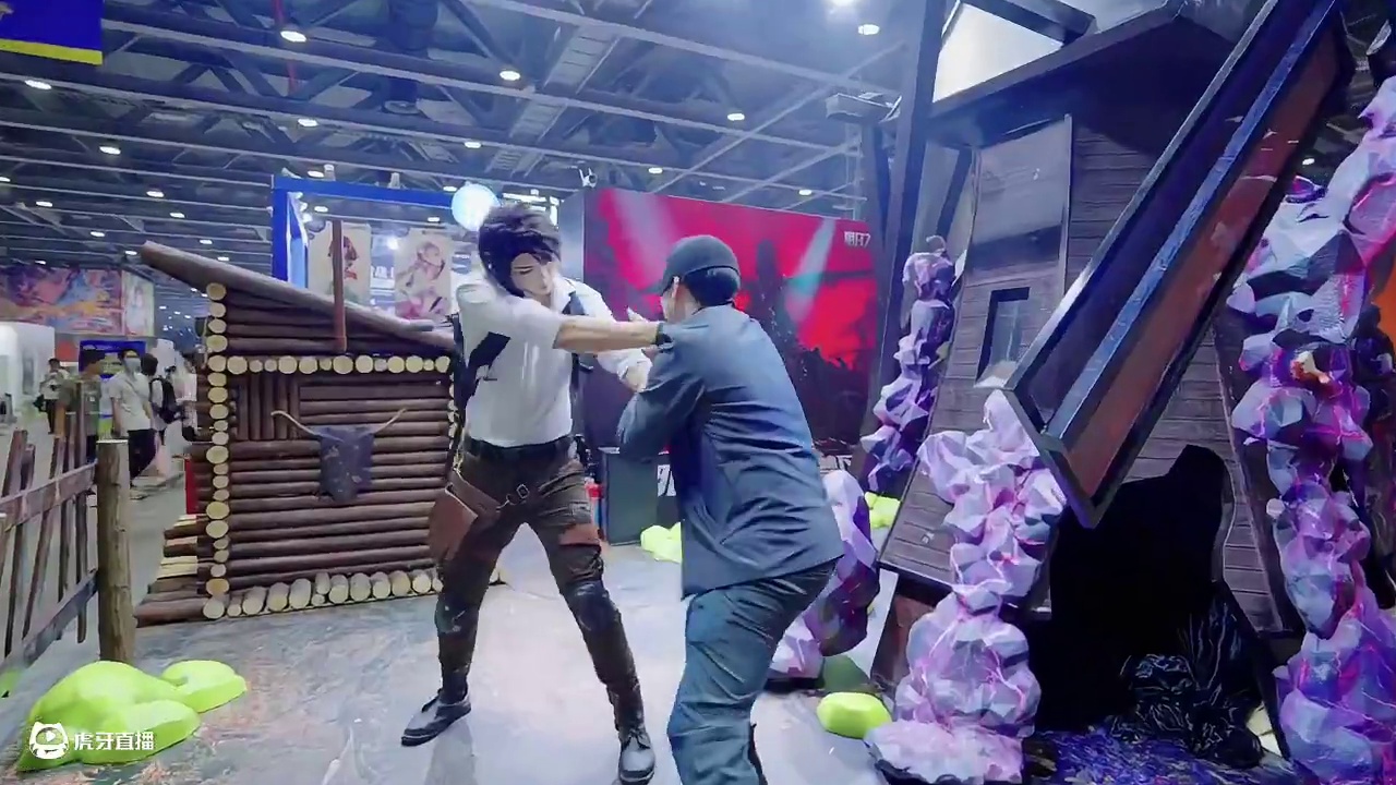 萤火虫漫展首日狂欢回顾来咯！漫展现场活动火热开启！展区还原【心跳禁区】的场景，阴森诡谲的感染巢穴、被