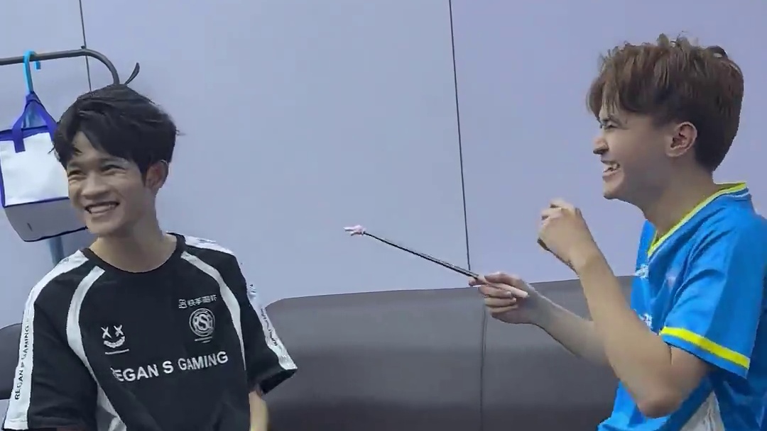 咦？！奇怪，难道不是天才吗？指东看西环节，怎么就游戏黑洞实锤啦！#QQ飞车手游 #QQ飞车手游官方赛