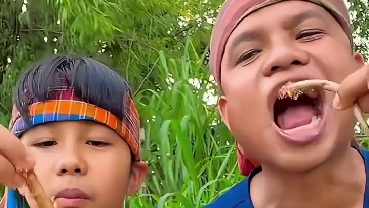 和女儿吃蒜蓉浇汁鱼露煮鸡纵菌 #美食 #泰国美食 #户外美食 #内容启发搜索