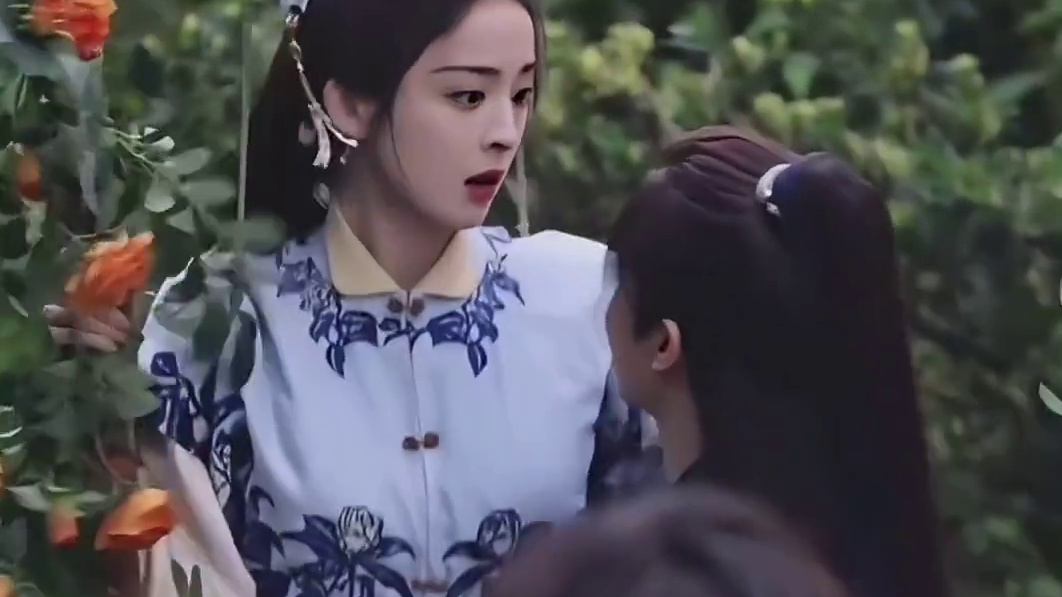 侯明昊单手抱娜扎转圈