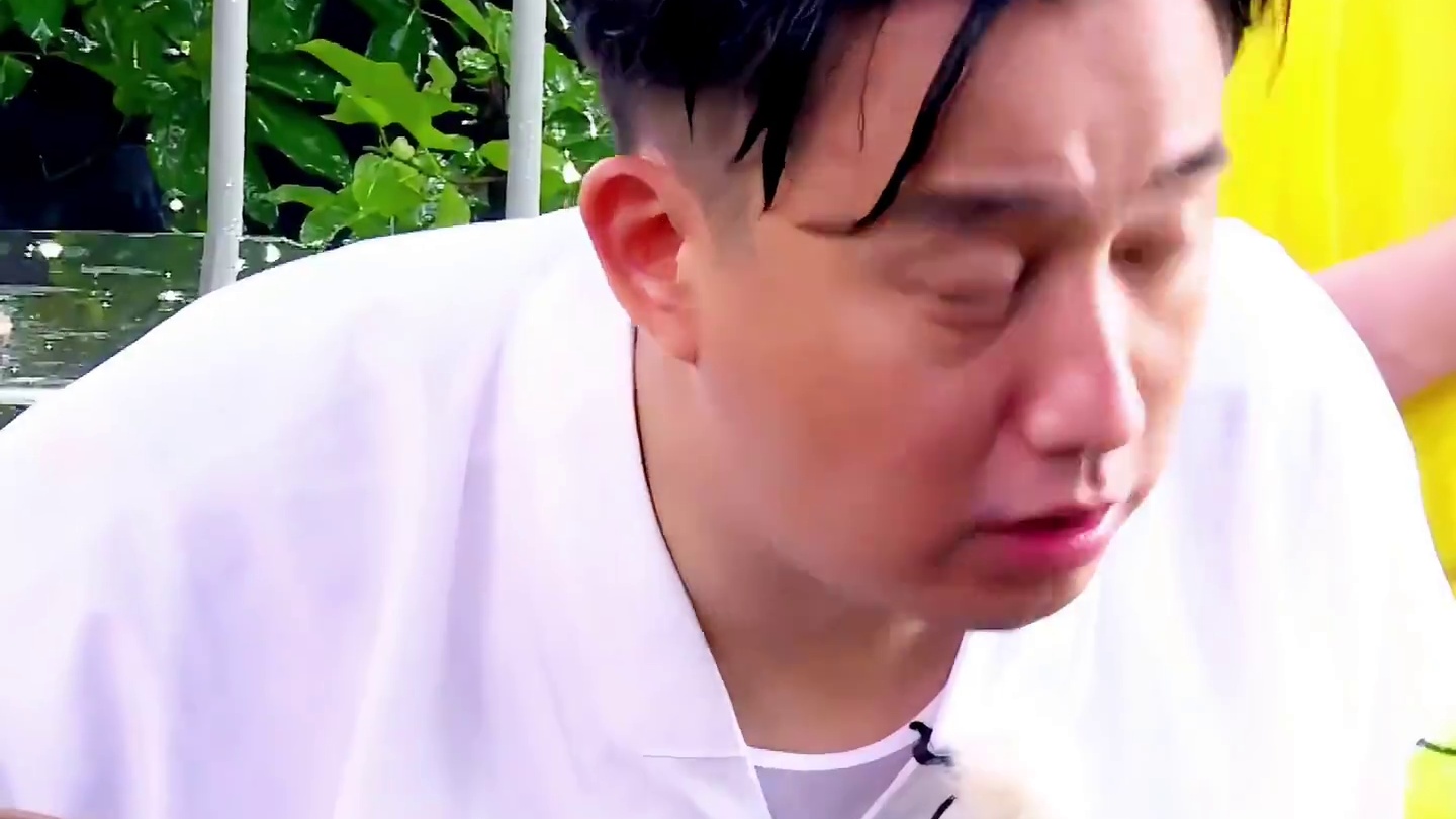 黄磊一口一个辣丸子，听说吃完就去洗胃了