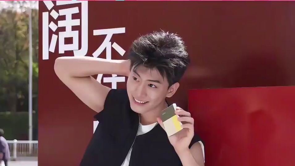 福州街头上演萌宠时尚秀