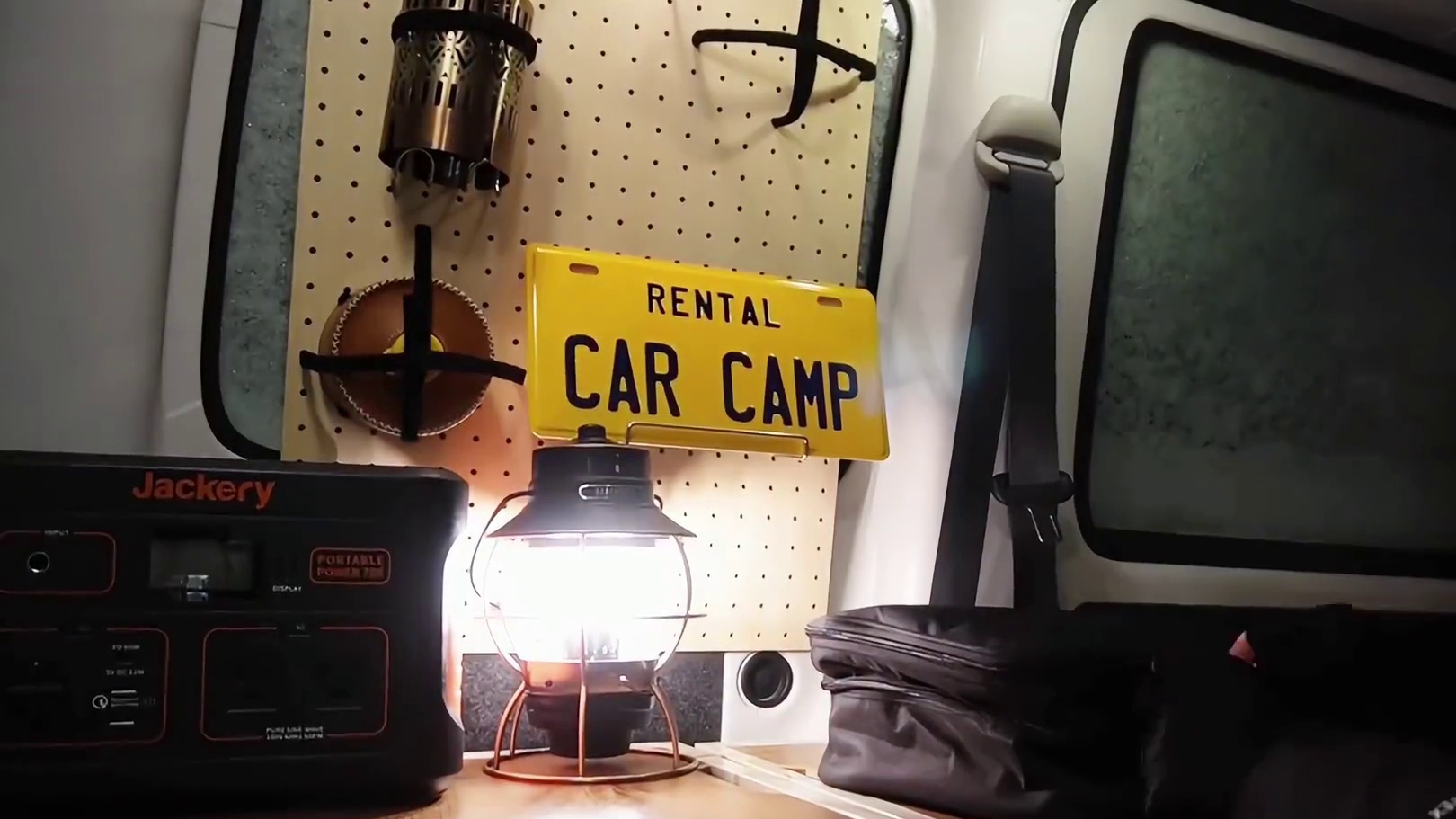 第4集：男人把拉货面包车改造成露营车，在户外雪天露营，过上惬意生活