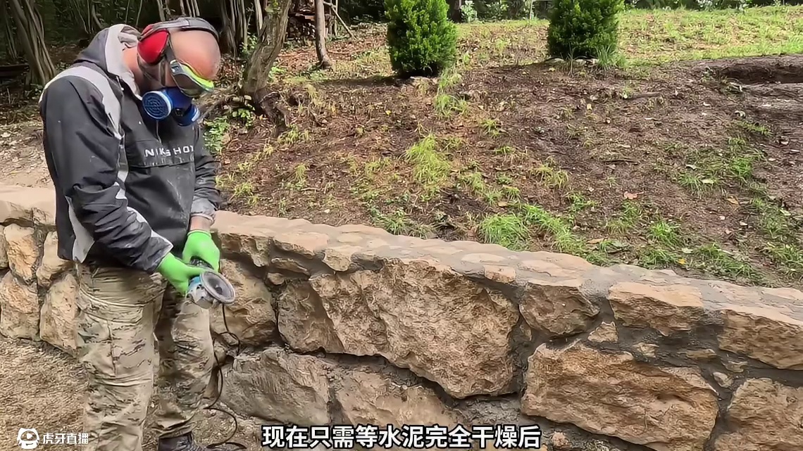 卢克小屋第9集：一个废弃多年的石屋，被男人建造成带小院的豪华别墅