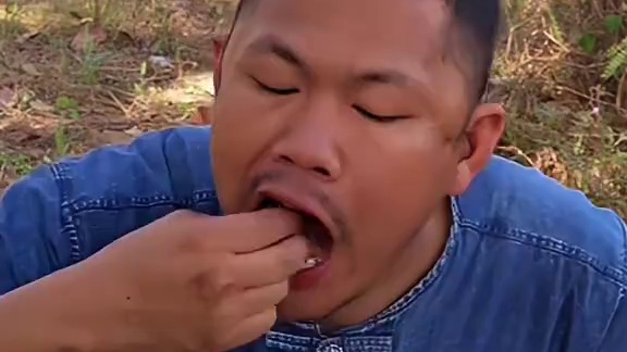 又鲜又辣的️煮小河鱼 #美食 #泰国美食 #户外美食 #内容启发搜索