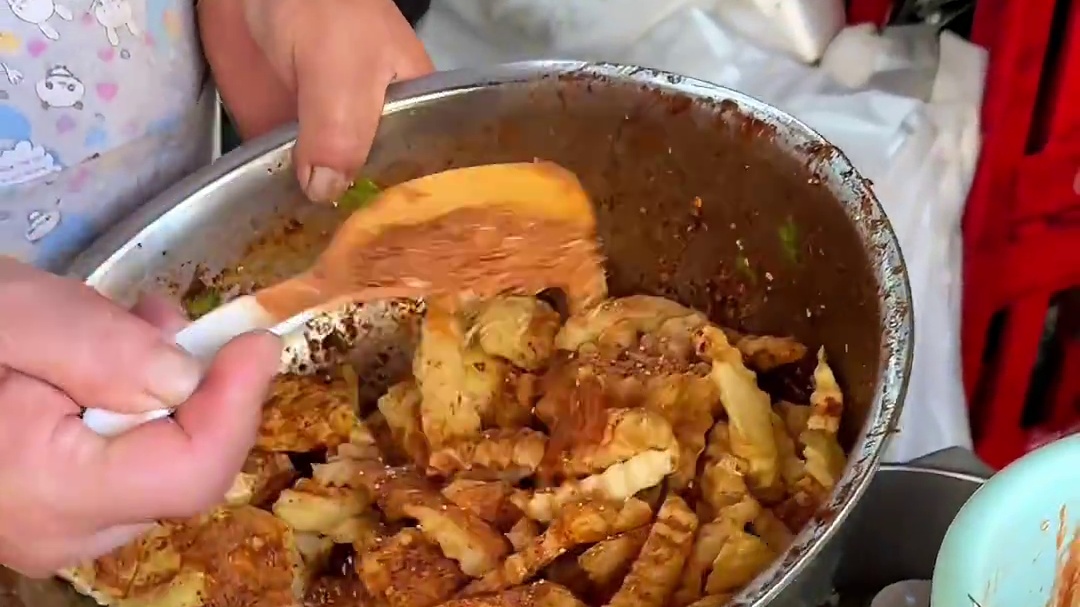 来到云南，一定要来上一份街边金黄酥脆的炸洋芋