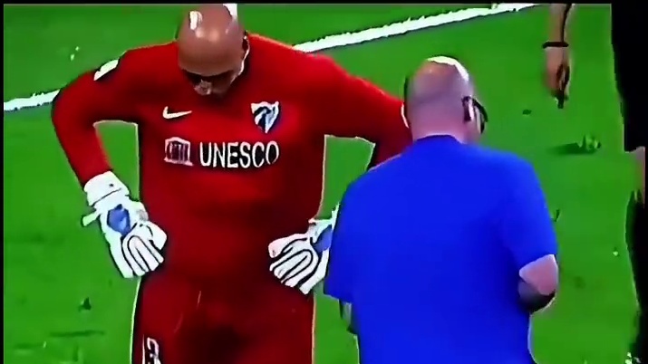 C罗的射门力量究竟有多可怕，左脚倒一个，右脚倒一个  #C罗