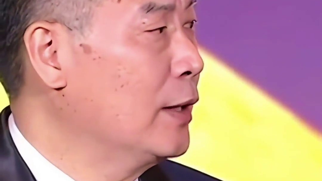 国乒获影响世界华人奖，李隼指导穿着西装上台领奖