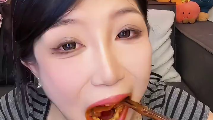 有试吃！！！盒装的贵一点 但是料包很多 新品的口味太惊艳了 盒装的 酱巨足！又有火鸡面酱又有麻酱 两