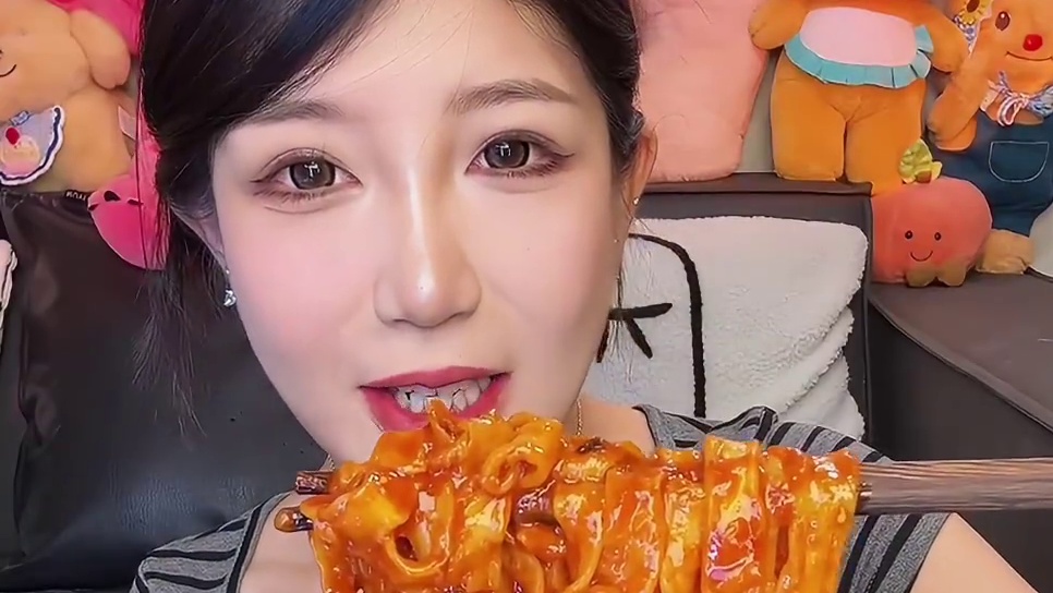 辣度比宽面的高一点 刀削面很有嚼劲 不是软塌塌的那种 口感特别好 喜欢吃宽面条的这种刀削面的姐妹们可