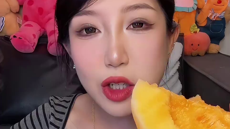 在沙漠里生长的民勤蜜瓜真的好甜啊，因为日照时间充足！ 汁水足还甜好爱水果 #民勤蜜瓜 #水果 #咀嚼