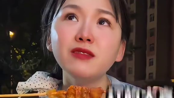 我承认我只是想散个步，只怪灯光太耀眼！烧烤太香、小甜水太甜……#深夜烧烤 #江西美食到底有多辣