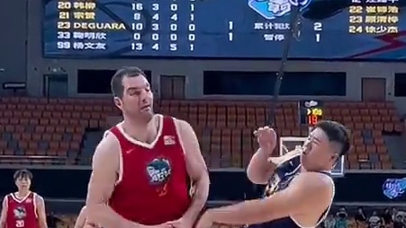 2米高300斤的大东，面对德古拉变成了“小小东”！ 和大东“64开”的铁牛能否一战！？#街球霸王 #