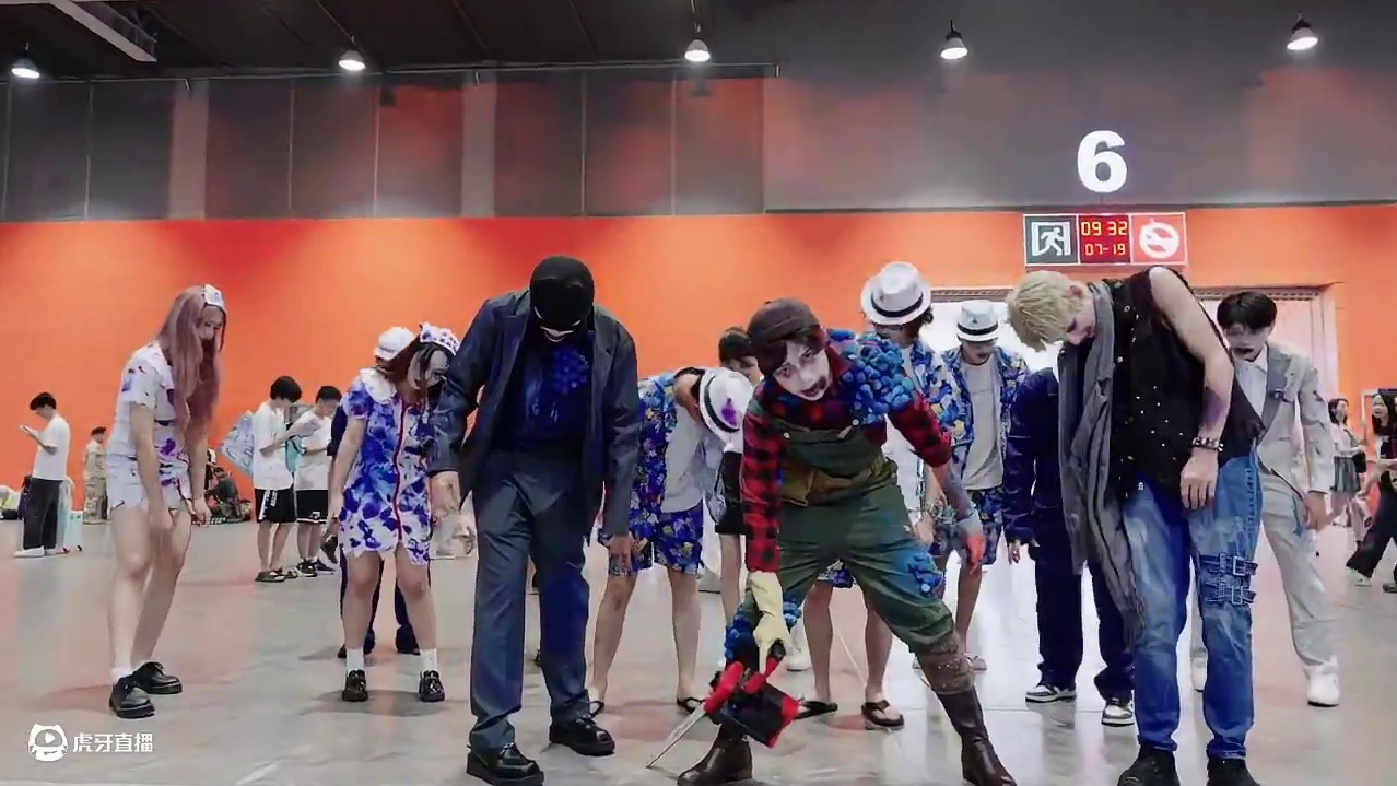 【明日之后萤火虫漫展第二日高燃回顾！猫爷惊现&不齐舞团嗨跳炸场】
不齐舞团带领“感染者”开跳《大展鸿