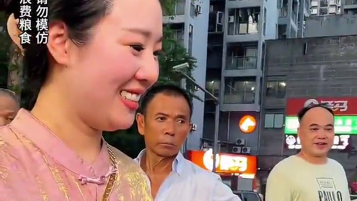 小夫妻约好一起来挑战，20秒不到吃完一碗#美食 #太好吃了