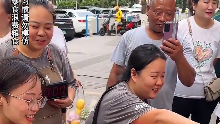 四川美女在重庆街头挑战3斤重庆小面，专程了调料而来，看得我口水直流！#重庆小面 #小面调料 #妈呀太