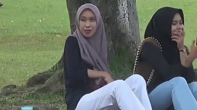 街头整蛊路人小姐姐 #爆笑场面 #搞笑视频 #搞笑片段