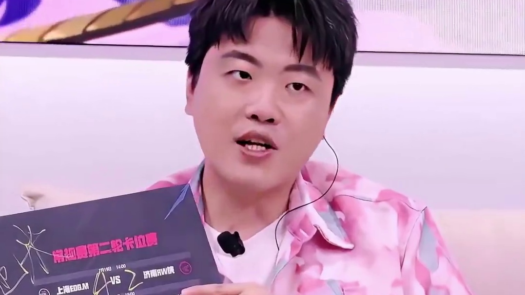 被米神“鞭策”之后 在评论席展示了一把“串的艺术”#2025KPL夏季赛 #KPL #解说瓶子