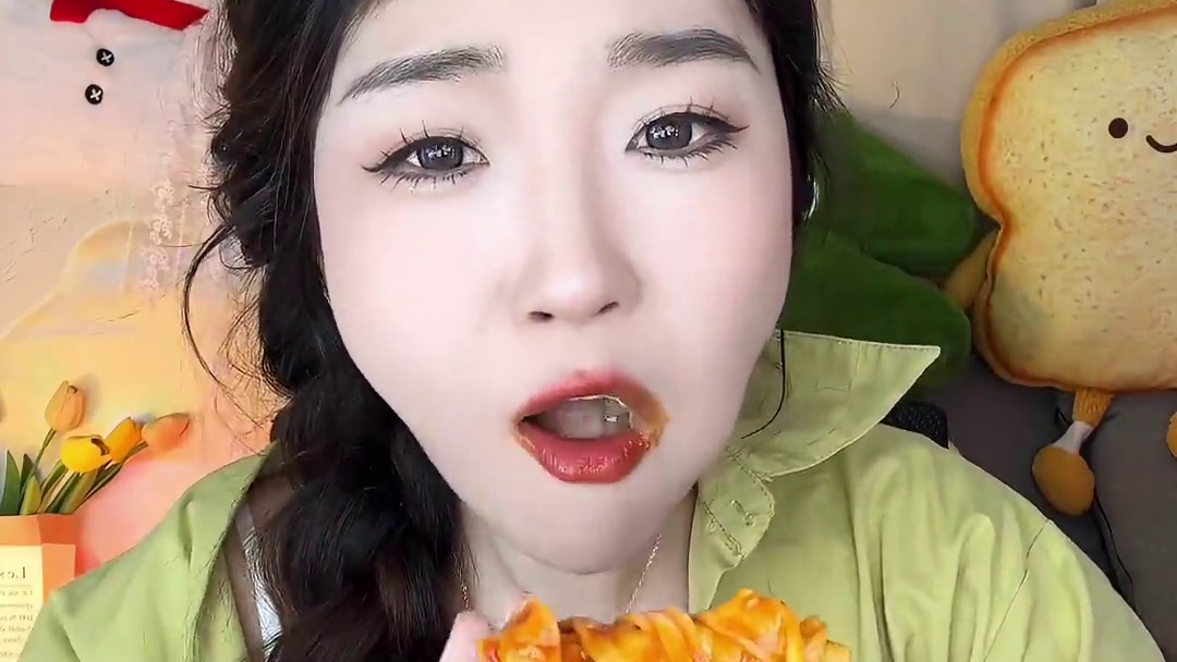 宽面条真的好有口感！嗦起来好带劲！麻酱香！火鸡酱辣！好吃好吃！！！#这也太好吃了 #麻酱刀削面 #解