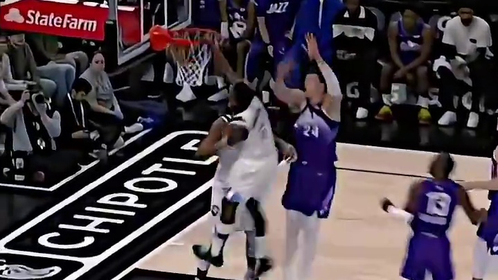 你敢信这是人类弹跳？爱德华兹逆天战斧扣篮慢镜回放！爵士中锋看傻眼了！”