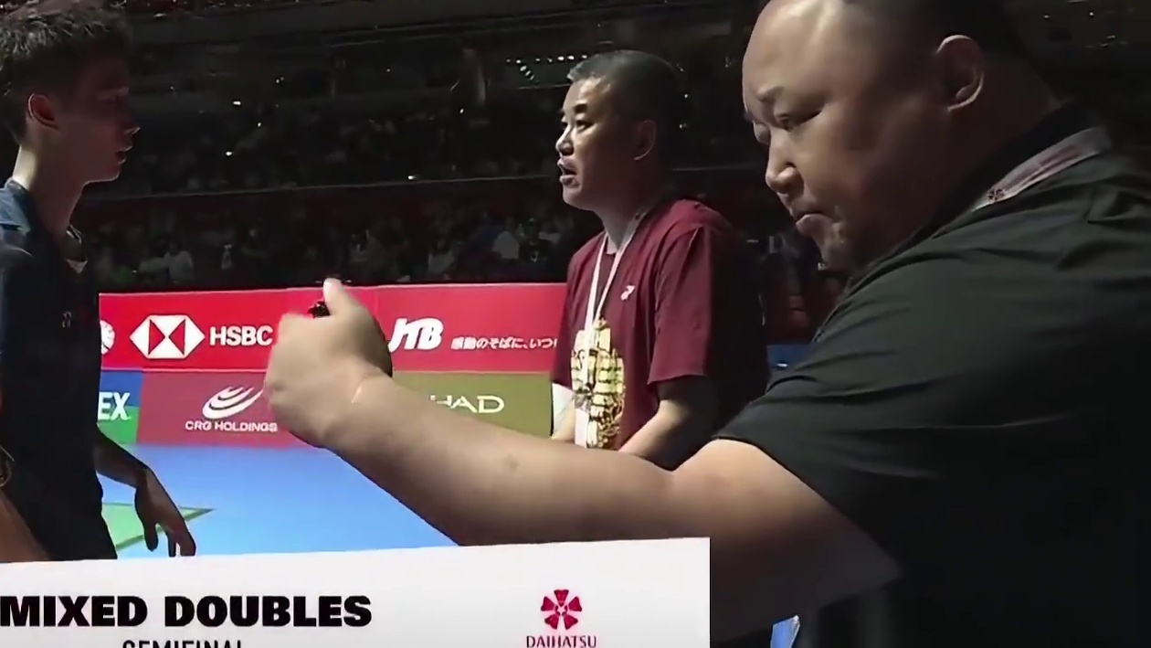 蒋魏組合开局迅速掌控节奏，凭借连贯进攻和严密网前封堵以21-12轻松拿下