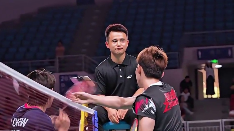 依旧很稳 卫冕冠军顾俊峰晋级四强#郴州林丹杯 #林丹杯羽毛球公开赛 #羽毛球