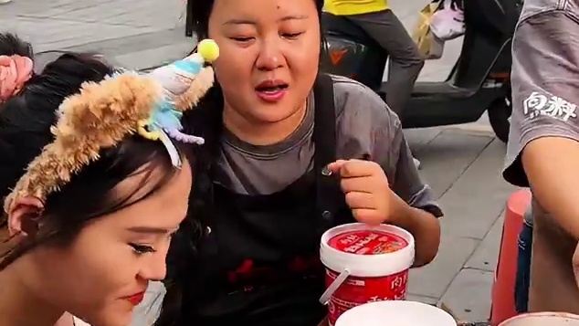 88斤美女挑战20碗重庆小面，10秒一碗速度惊人！#这一碗好过瘾 #重庆小面 #小面调料