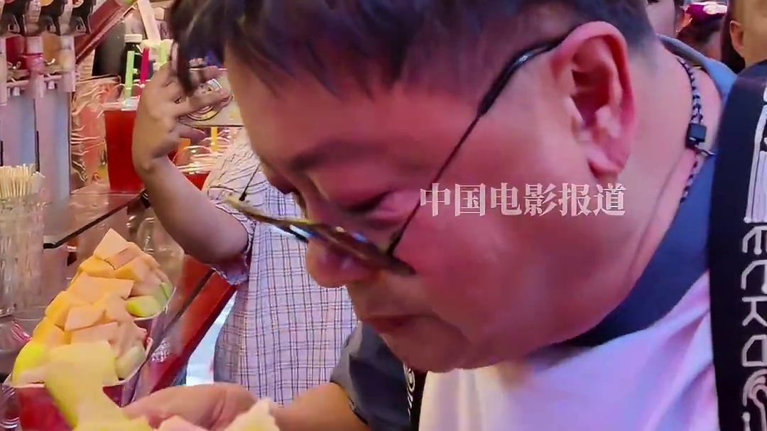 #巴扎喜事新疆首映礼载歌载舞 电影《巴扎喜事》在故事发生地与拍摄地——新疆喀什举办首映式，跟着电影主