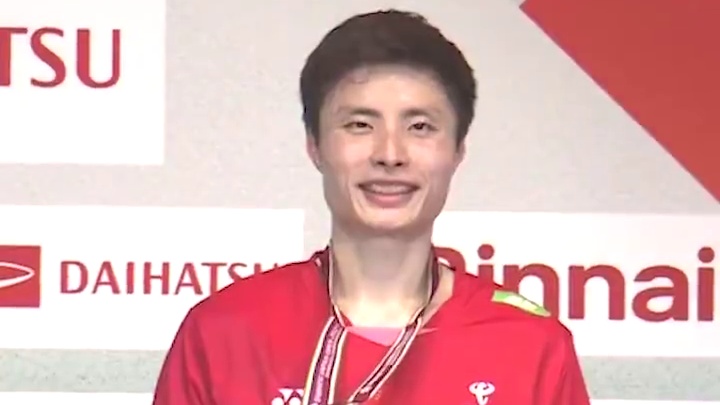 恭喜石宇奇夺本赛季第三冠，国羽男单时隔十年再捧日公赛冠军。 #羽毛球