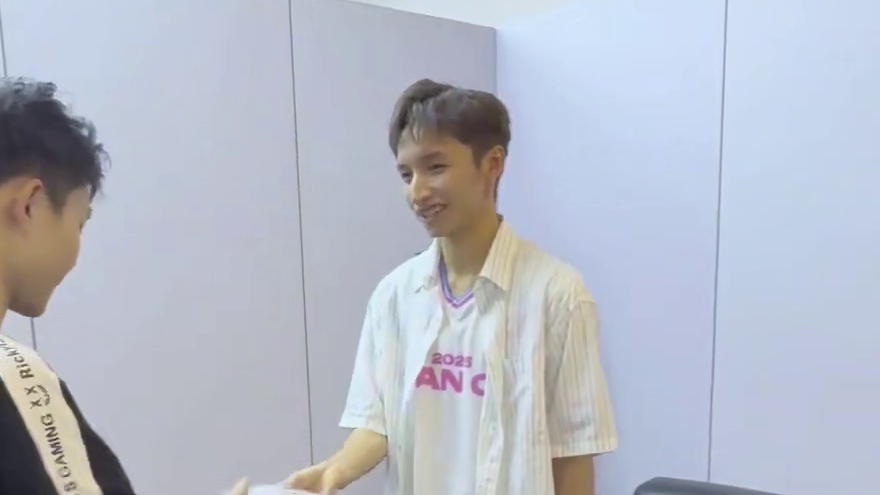 放心，狗糖里面没有糖！珍珠奶茶饼里真的有珍珠奶茶哦～中国大陆赛区和境外赛区选手互换礼物，一起来看看他