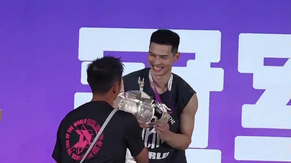 荣耀时刻 赵俊鹏第二次捧起林丹杯冠军奖杯#郴州林丹杯 #林丹杯羽毛球公开赛 #羽毛球