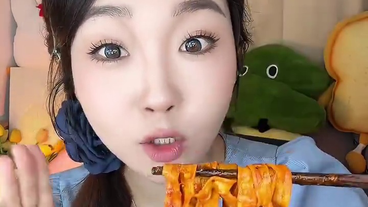 麻酱刀削面！连吃两天了哈哈哈，我好喜欢宽面的口感！有点嚼头但是又特别入味！麻酱和火鸡酱真的很搭！#妈