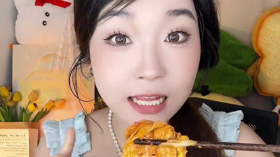 东北口味调味料！是酸甜的，一点都不腻！冷面都是真空包装，单张都有隔膜，这个冷面可以铺开剪做成烤冷面，