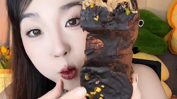 真的是手作店的品质！一整个都是巧克力味儿～不加热啃都很香的，配料很干净！！！冷藏10天冷冻20天哈！