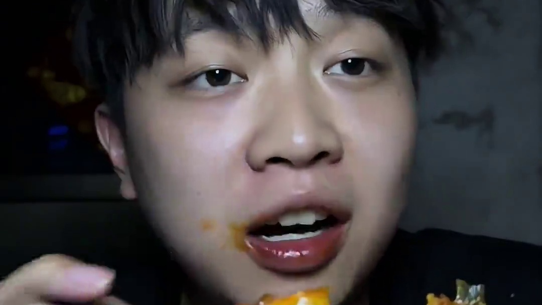 不得不说，仔细一品这个胶原蛋白还挺好吃嘞，加上鸡脆骨的脆鸡筋的韧性还有鸡皮的香老过瘾解馋了#解馋 #