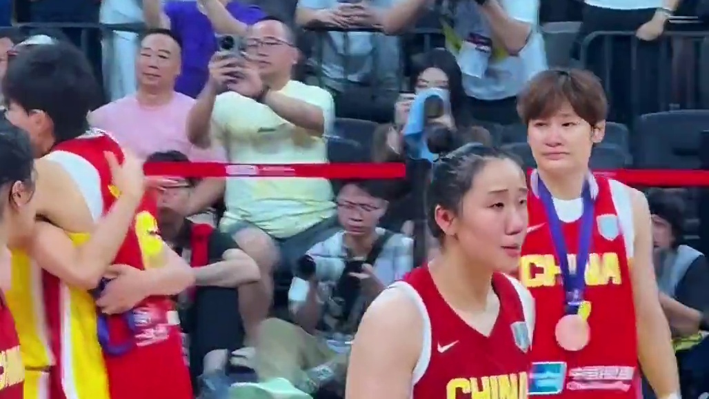 中国女篮亚洲杯季军，老将们纷纷落泪，这或许是她们最后一场国际赛