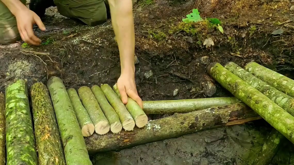 第2集：荒无人烟的野外，男人在地下给自己搭建了隐秘的小屋
