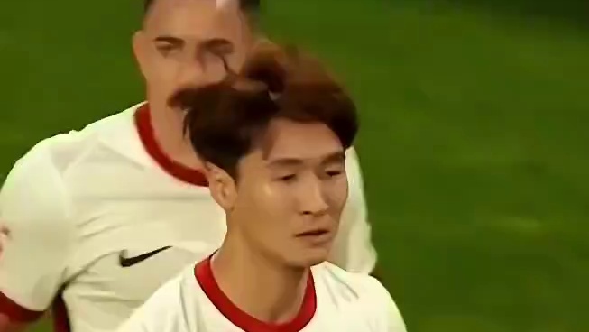 情绪失控！韦世豪与球迷爆发口角冲突对喷染黄