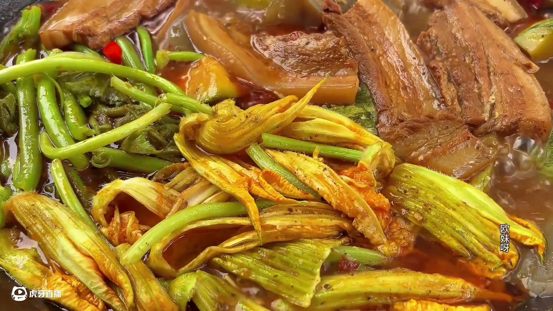 炖一锅香辣五花肉，配着南瓜花直接吃个够 #美食 #农村生活